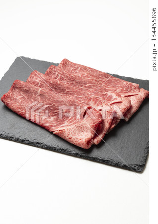 黒皿に乗った牛肉　白バック 134455896