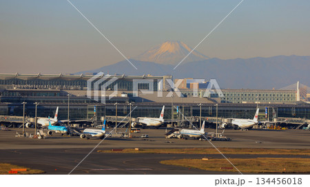 羽田空港第一ターミナル展望デッキから見た、富士山と第三ターミナルビル 134456018