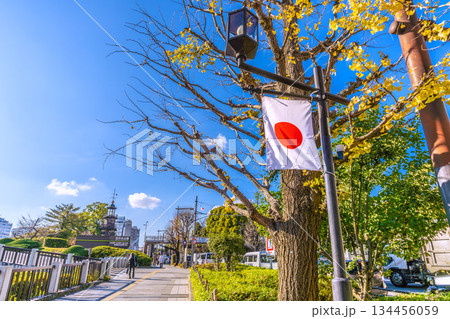 日本の東京都市景観年の瀬。あの悲劇を忘れてはならない…九段下駅前…日の丸がたなびく…＝17日 134456059