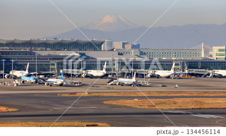 羽田空港第一ターミナル展望デッキから見た、富士山と第三ターミナルビル 134456114