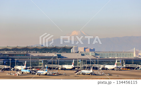 羽田空港第一ターミナル展望デッキから見た、富士山と第三ターミナルビル 羽田空港第一ターミナル展望デッキから見た、富士山と第三ターミナルビル 134456115