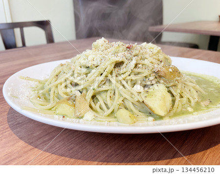 ツナとじゃがいものジェノベーゼスパゲッティ バジルソースの爽やかパスタ ツナとじゃがいものジェノベーゼスパゲッティ バジルソースの爽やかパスタ 134456210