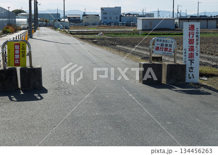 大阪府松原市の農道両側に置かれた進入禁止のコンクリートブロックと警告看板。抜け道・迷惑駐車対策の現場 大阪府松原市の農道両側に置かれた進入禁止のコンクリートブロックと警告看板。抜け道・迷惑駐車対策の現場 134456263