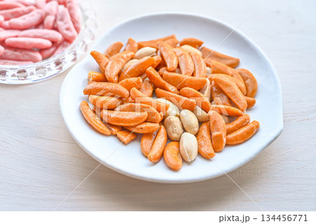 お茶菓子の柿の種 お茶菓子の柿の種 134456771