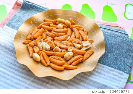 お茶菓子の柿の種 お茶菓子の柿の種 134456772
