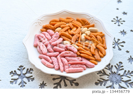 二種類の柿の種 二種類の柿の種 134456779