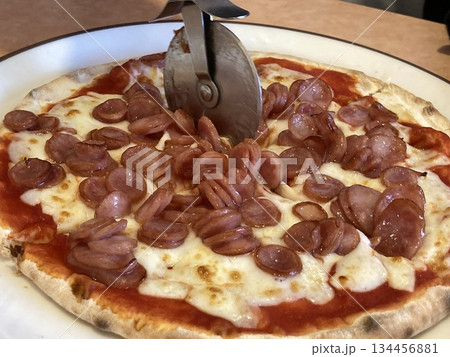 イタリアンファミリーレストランで食べる「ソーセージピザ」 134456881