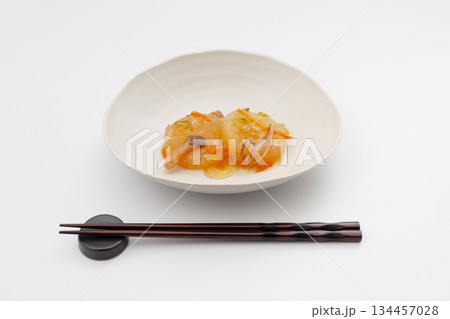 ふろふき大根 きのこあんかけ 白背景 134457028