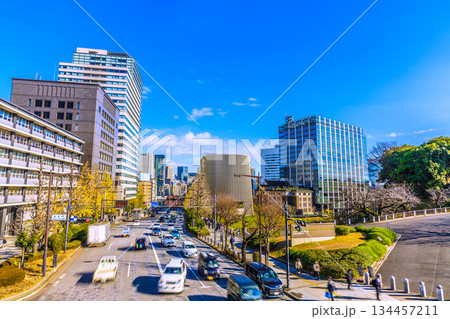 日本の東京都市景観あの悲劇を忘れてはならない…九段下駅前の昭和館などを望む。日の丸が…＝17日 134457211