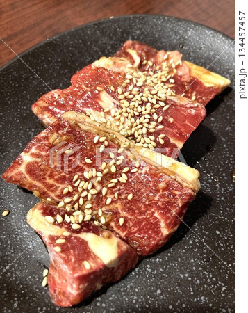 焼肉店で食べる「ロース」 焼肉店で食べる「ロース」 134457457