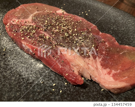 焼肉店で食べる「ステーキ肉」 焼肉店で食べる「ステーキ肉」 134457459
