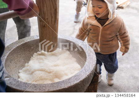 お餅つきを笑顔で楽しむ赤ちゃん 134458164