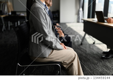 集団面接で姿勢を正して座る女性 集団面接で姿勢を正して座る女性 134459144