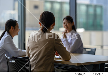 医療従事者とビジネスウーマンの打ち合わせ 134459149