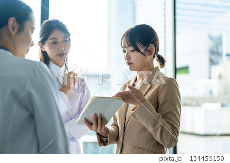 医療従事者にタブレットで説明するMRの女性 134459150