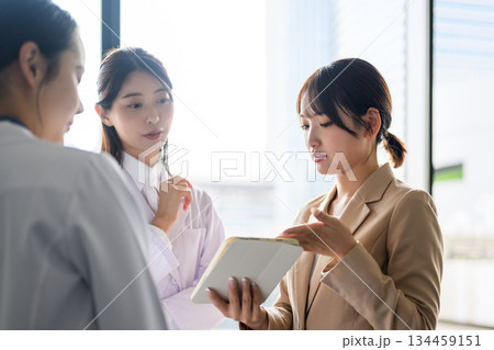 MRによる医師への医薬品説明シーン 134459151