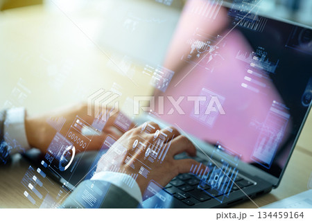 デジタルデータを操作するビジネスマンの手元 134459164