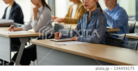 セミナーや研修で真剣に学ぶ受講生たちの様子 セミナーや研修で真剣に学ぶ受講生たちの様子 134459175