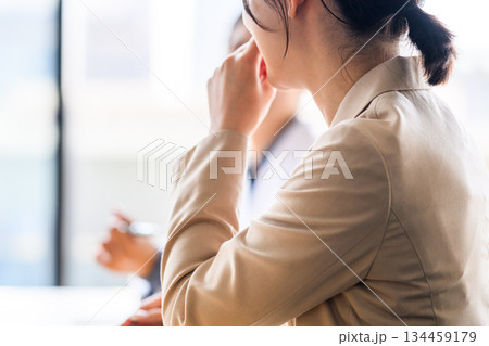 職場で悩み考えるビジネスウーマン 134459179