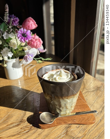 窓際に置かれたウインナーコーヒー 窓際に置かれたウインナーコーヒー 134459340