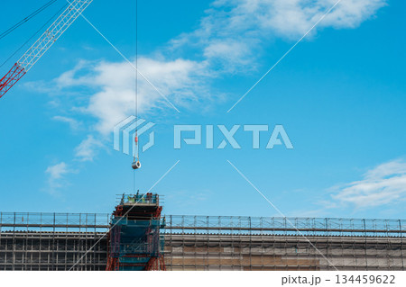 大型クレーンによる建設資材の運搬 134459622