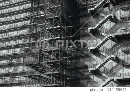 モノクロ　建設現場の外観 134459623