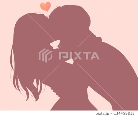 抱き合って笑い合う男女　シルエット 134459813