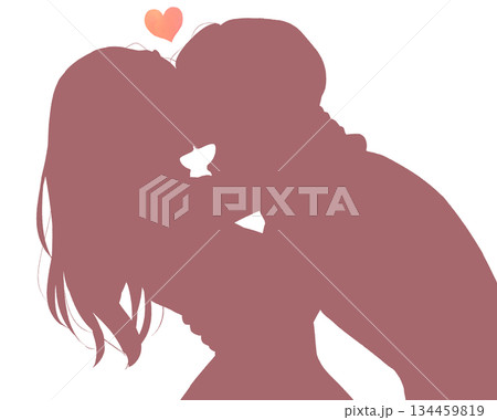 抱き合って笑い合う男女　シルエット 134459819