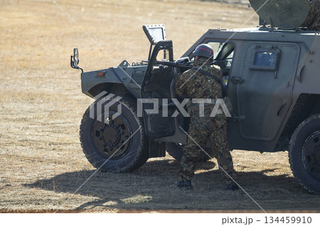 軽装甲機動車から射撃を行う自衛官 軽装甲機動車から射撃を行う自衛官 134459910