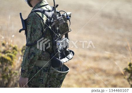 無線機を背負った自衛官 134460107