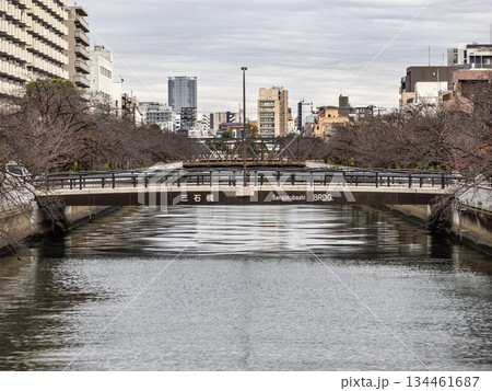 大横川に架かる「三石橋」の橋名表示 134461687