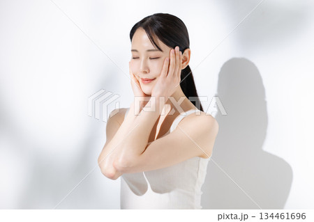 スキンケアをする女性 134461696