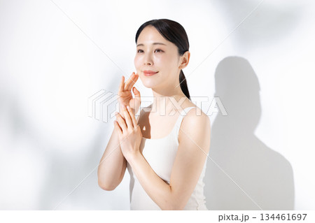 スキンケアをする女性 134461697