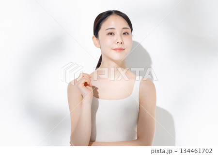 スキンケアをする女性 スキンケアをする女性 134461702
