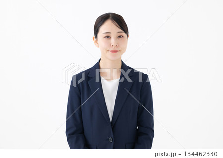 スーツを着た女性 134462330