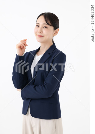 スーツを着た女性 134462334