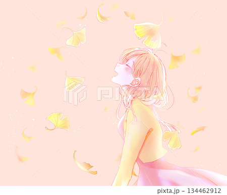 笑う女性　秋　イチョウ 134462912