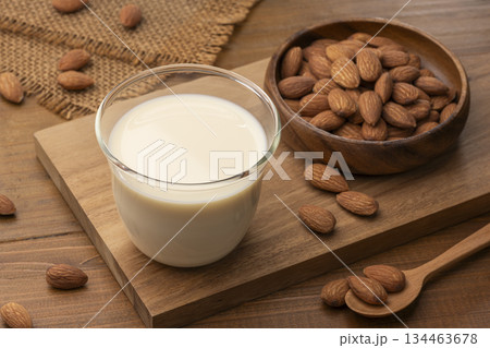 アーモンドミルクとナッツの健康飲料 134463678