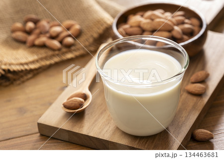 自然素材のアーモンドミルク飲料 134463681