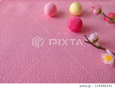 桃の花とちりめん玉 背景 桃の花とちりめん玉 背景 134466243
