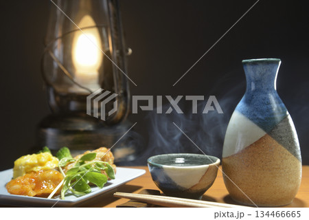 湯気の立ち昇る日本酒とランタン 湯気の立ち昇る日本酒とランタン 134466665