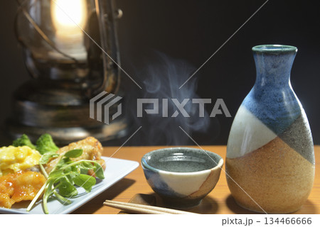 湯気の立ち昇る日本酒とランタン 134466666