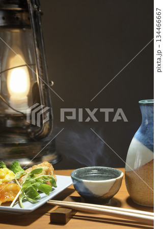 湯気の立ち昇る日本酒とランタン 134466667