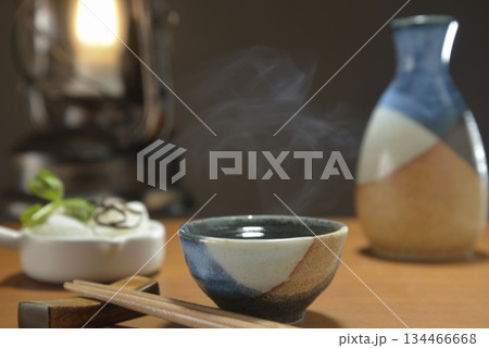 湯気の立ち昇る日本酒とランタン 134466668