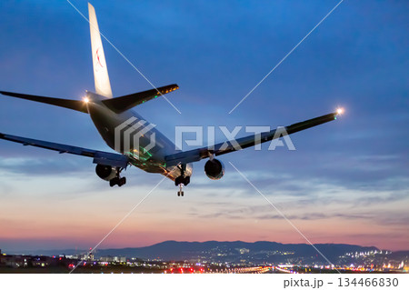 夕暮れ｜伊丹空港｜着陸機 134466830