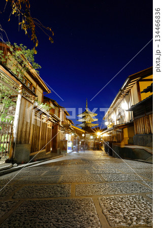 京都|八坂の塔と東山の夜|縦 京都|八坂の塔と東山の夜|縦 134466836