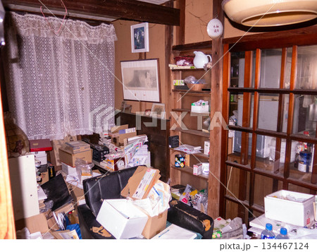 散らかり放題の部屋(遺品整理・ゴミ屋敷) 散らかり放題の部屋(遺品整理・ゴミ屋敷) 134467124