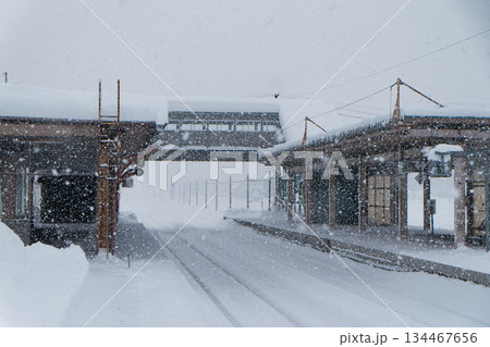 雪の降る無人の黒松内駅 雪の降る無人の黒松内駅 134467656