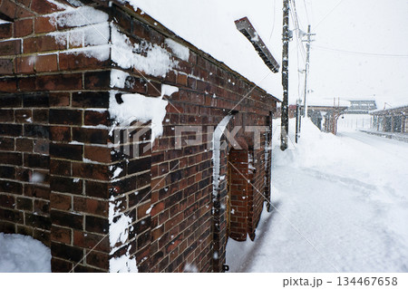 雪の降る無人の黒松内駅の雪に埋もれる赤レンガ倉庫 雪の降る無人の黒松内駅の雪に埋もれる赤レンガ倉庫 134467658