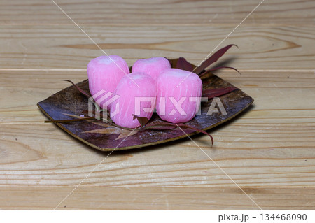 木材背景の菓子皿にのせたすあま 134468090